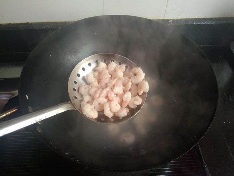 青红椒荸荠炒虾仁步骤8