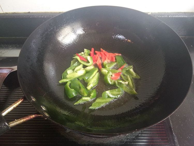 青红椒荸荠炒虾仁步骤9