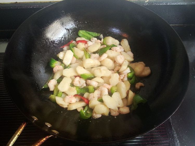 青红椒荸荠炒虾仁步骤13