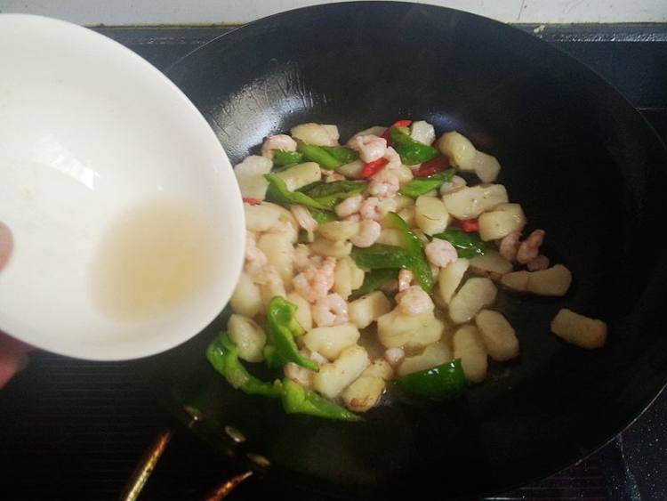 青红椒荸荠炒虾仁步骤12