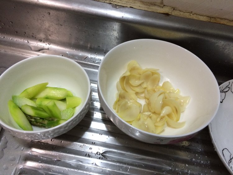 百合炒虾球步骤6