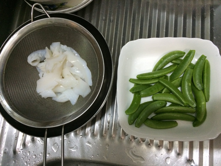 甜豆炒鱿鱼步骤1