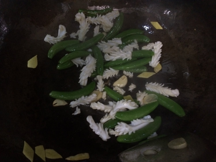 甜豆炒鱿鱼步骤8