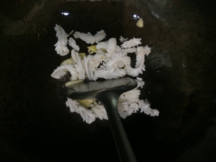 甜豆炒鱿鱼步骤7