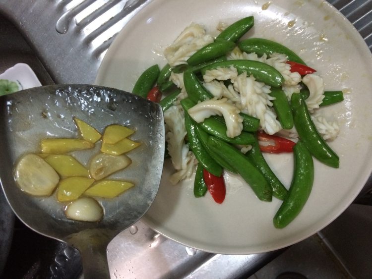 甜豆炒鱿鱼步骤10