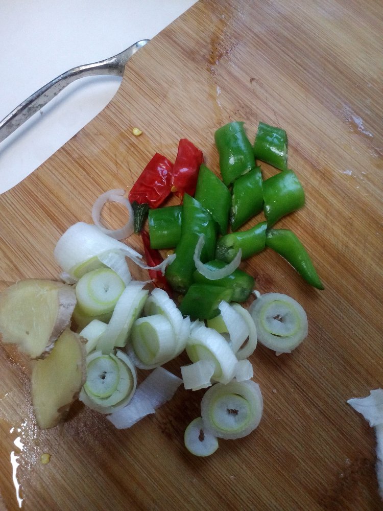 白菜海蛎子肉炖豆腐步骤2