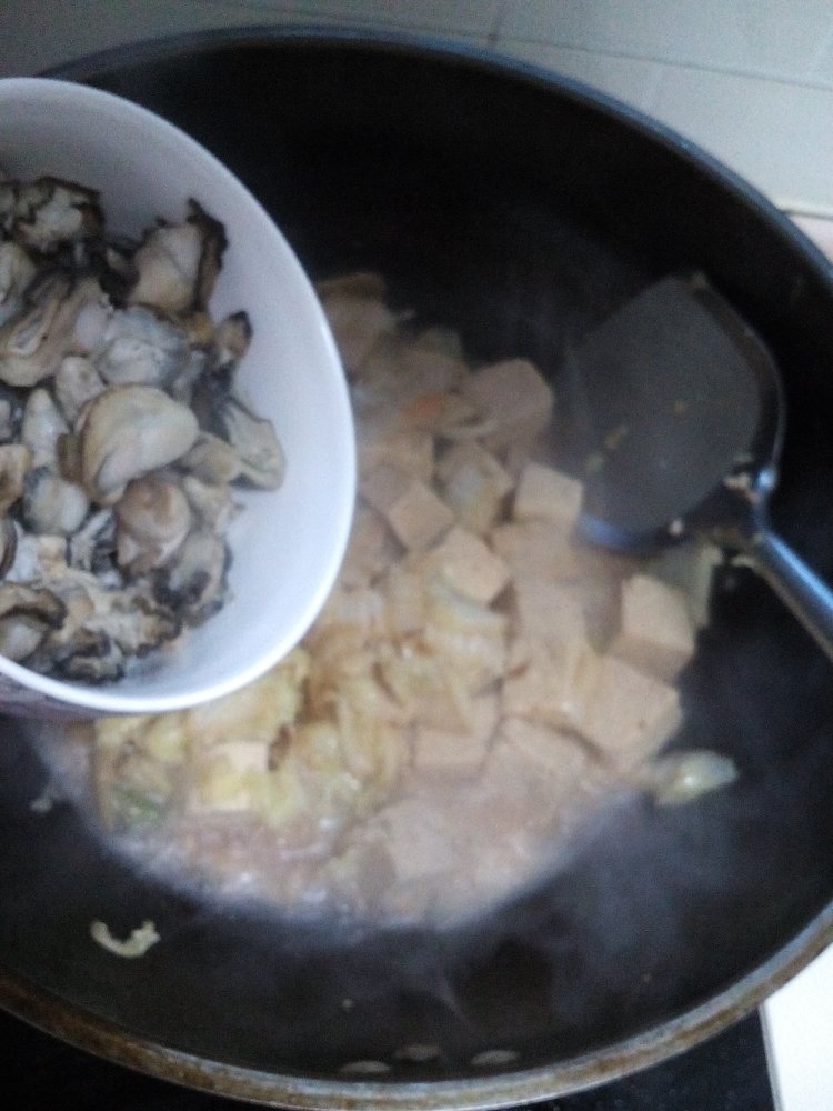 白菜海蛎子肉炖豆腐步骤10