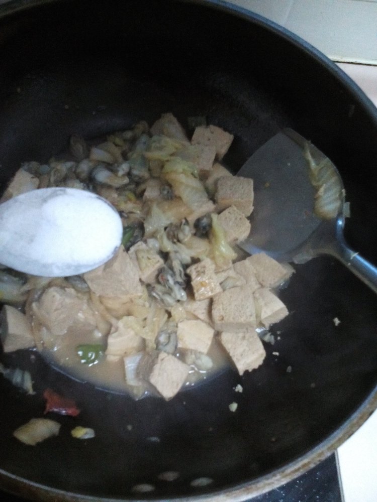 白菜海蛎子肉炖豆腐步骤11