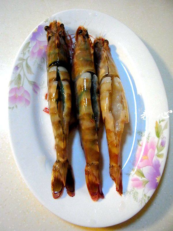 蒜蓉蒸大虾步骤2