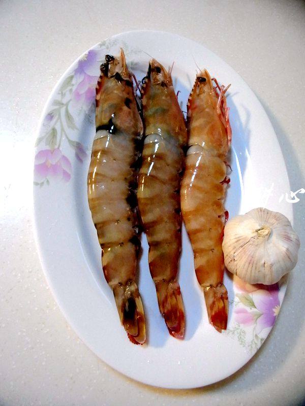蒜蓉蒸大虾步骤1