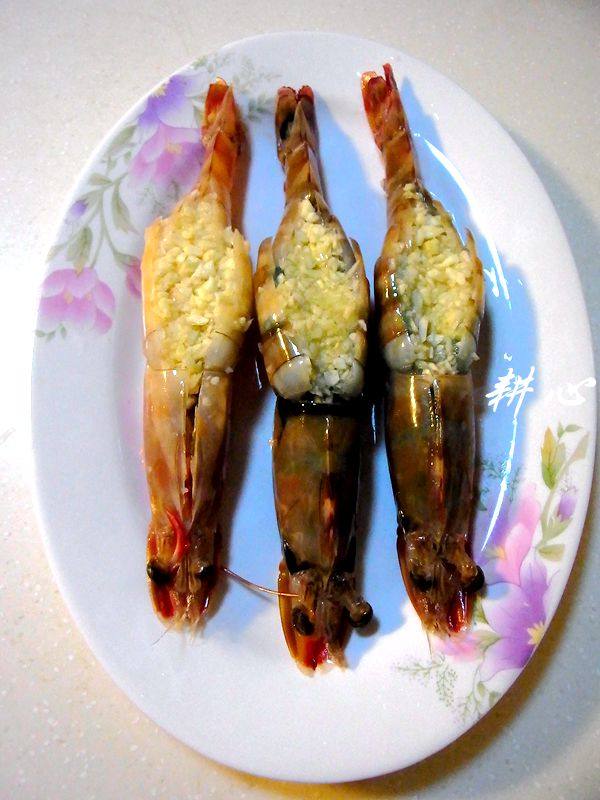 蒜蓉蒸大虾步骤5