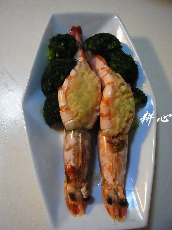 蒜蓉蒸大虾步骤7