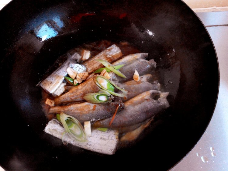 杂拌鱼炖海鲜菇步骤4
