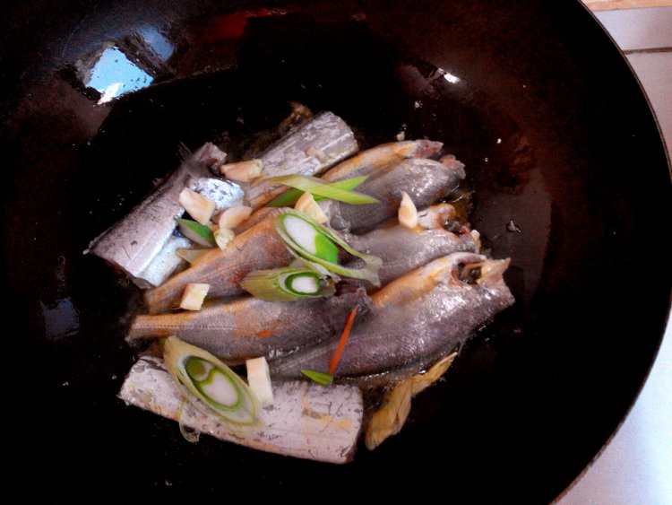 杂拌鱼炖海鲜菇步骤3