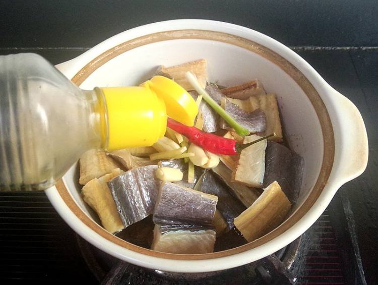 五花肉炖海鳗鱼干步骤9