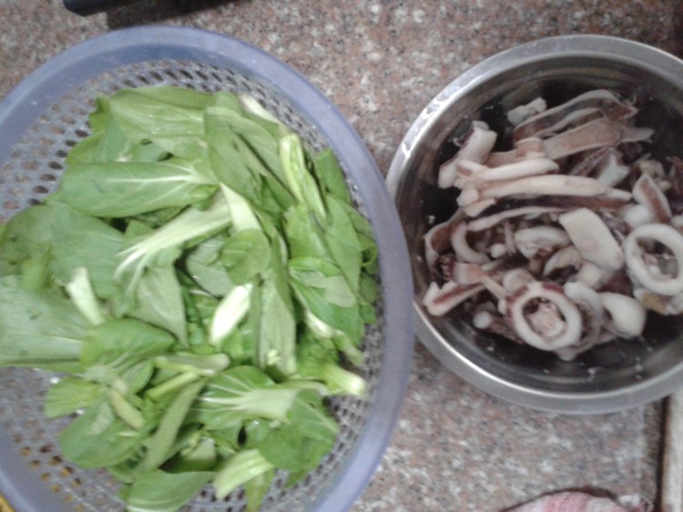 油菜炒鱿鱼步骤1