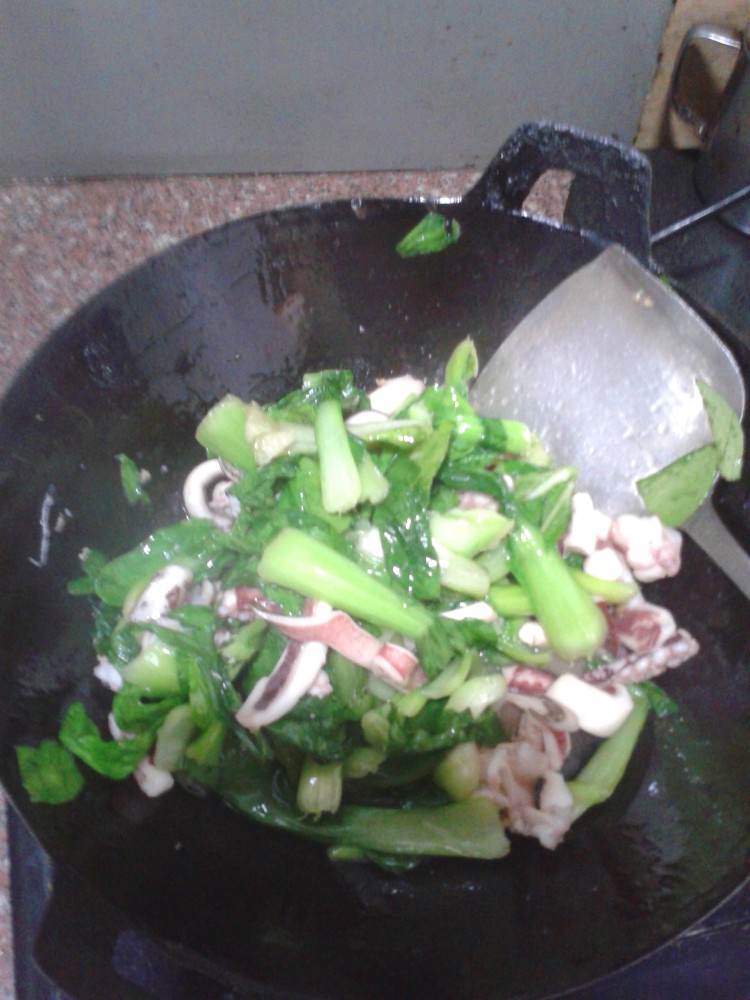 油菜炒鱿鱼步骤5