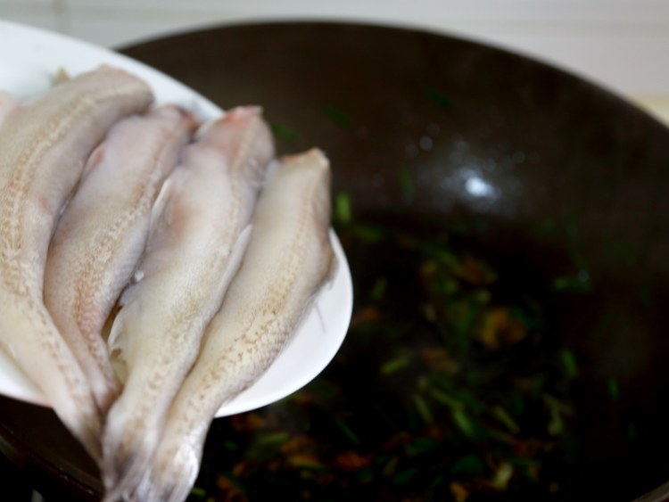豆腐鱼酱油水步骤5