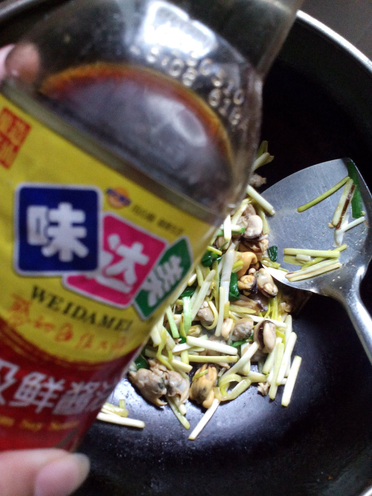 韭黄炒海虹步骤6