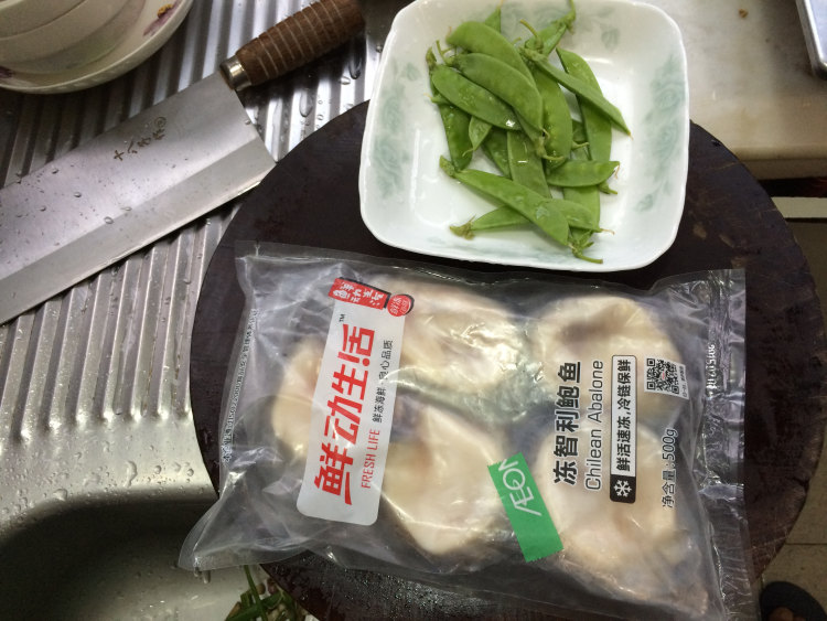 荷兰豆炒鲍片步骤1