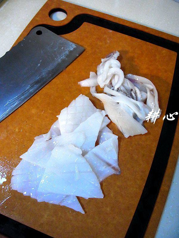 西芹木耳炒鲜鱿步骤3