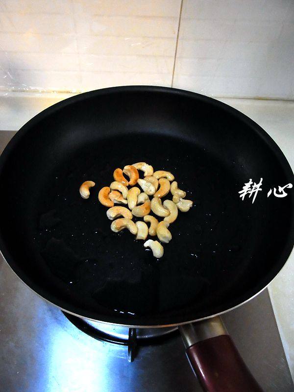 西芹木耳炒鲜鱿步骤9