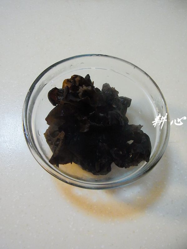 西芹木耳炒鲜鱿步骤7