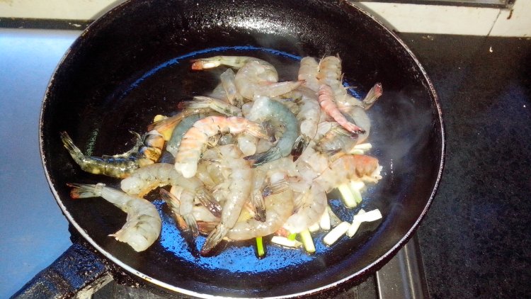 葱炒杂虾步骤4