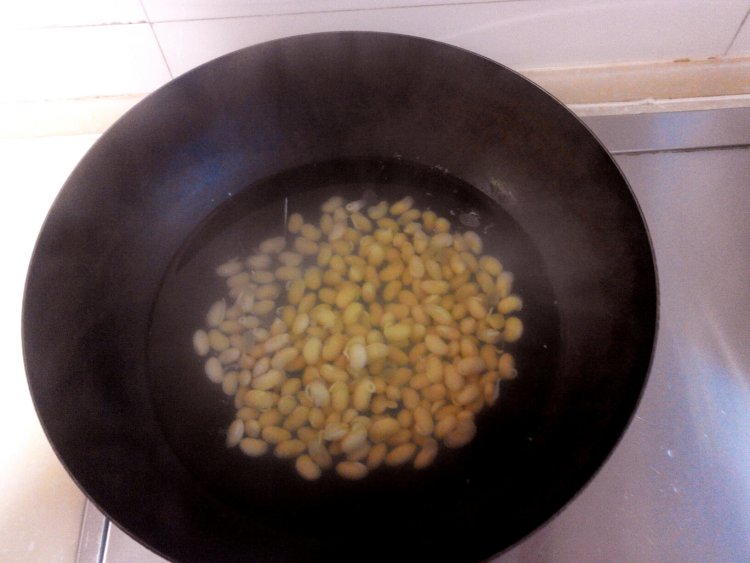 三文鱼排炖黄豆步骤2