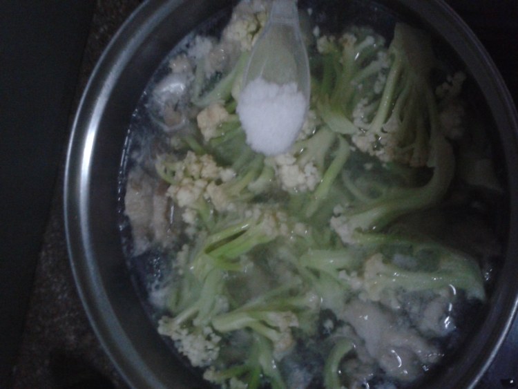 鱼皮菜花汤步骤7