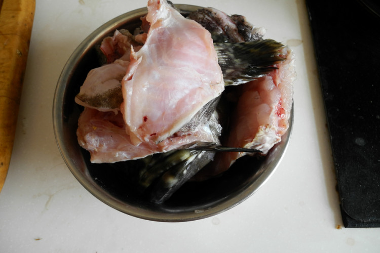 石斑鱼鱼骨汤步骤1