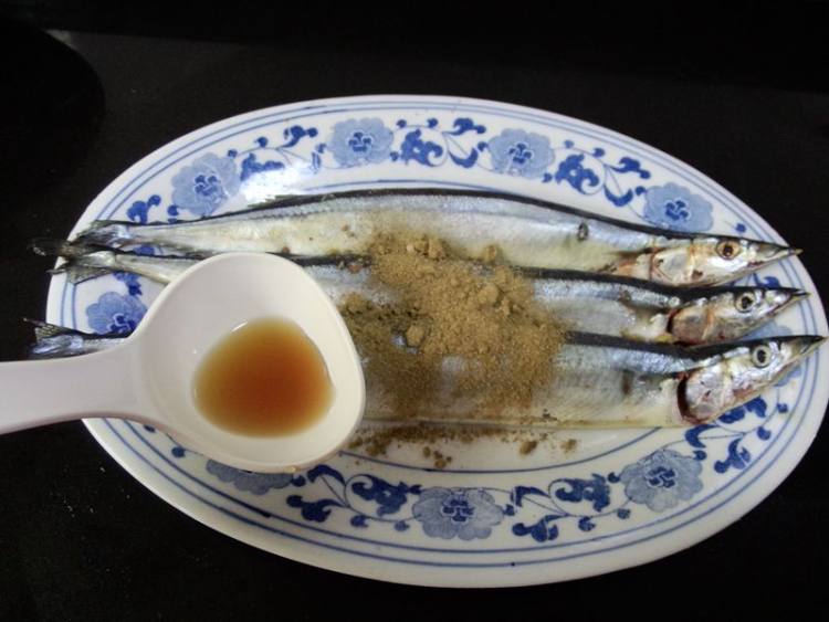 孜然煎秋刀鱼步骤2