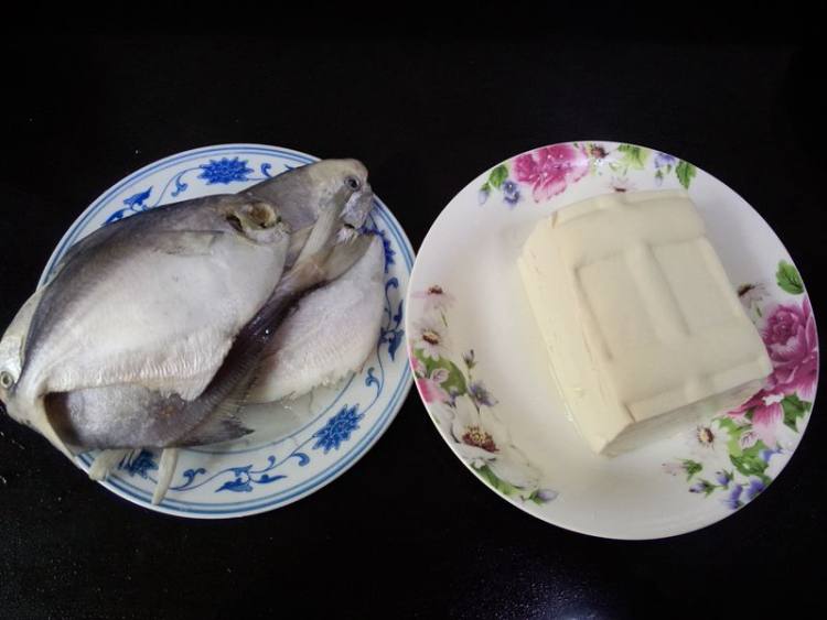 鲳鱼炖豆腐步骤1