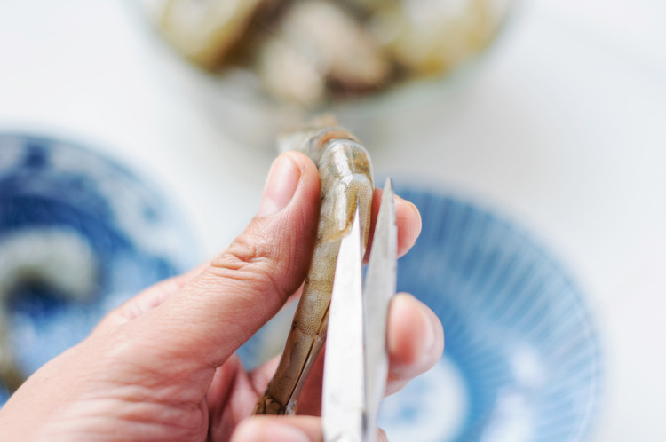 黄飞红焦脆虾壳步骤1