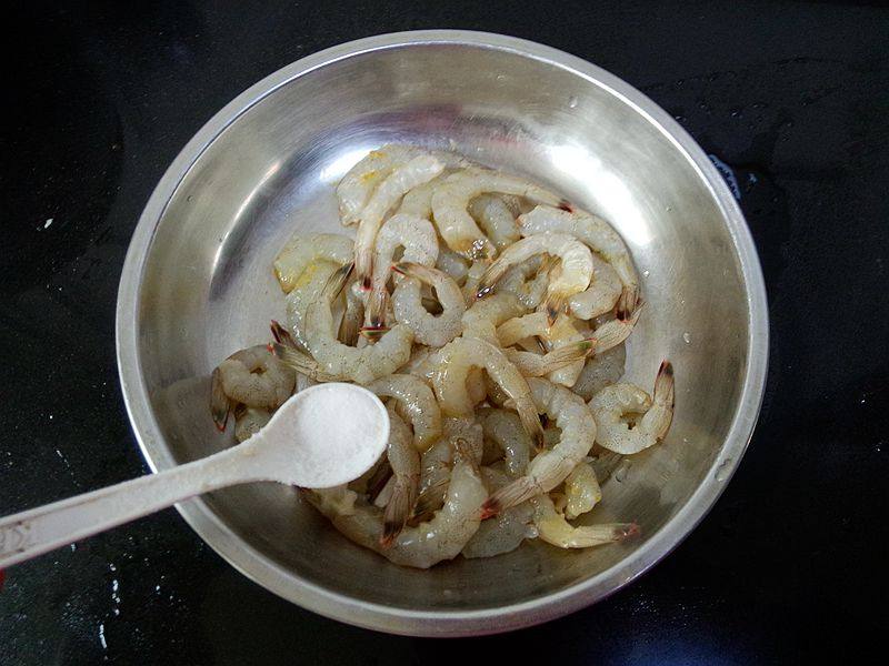 蘑菇炒虾仁步骤7