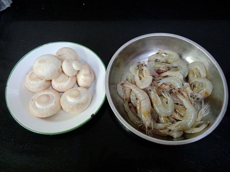 蘑菇炒虾仁步骤1