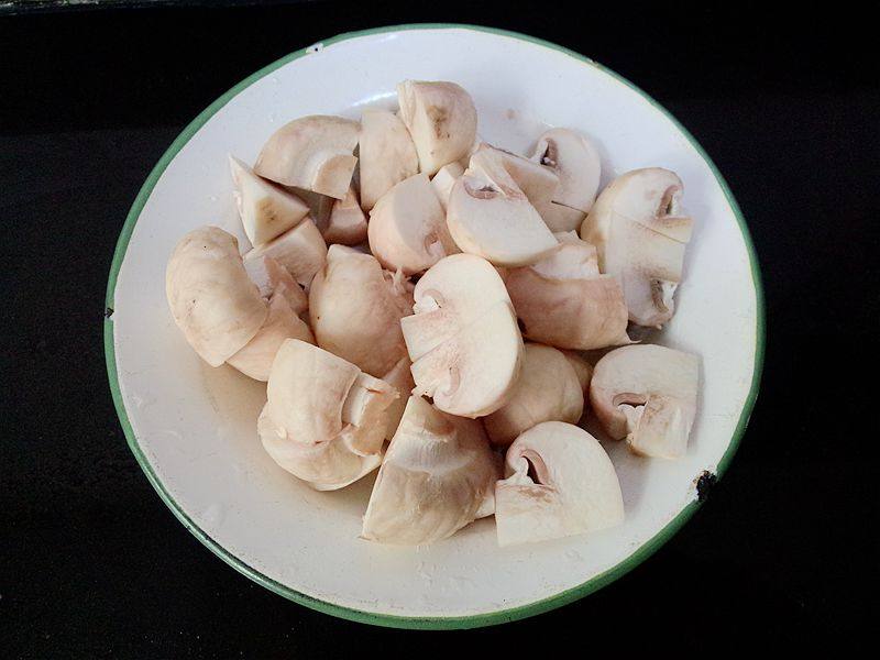 蘑菇炒虾仁步骤3