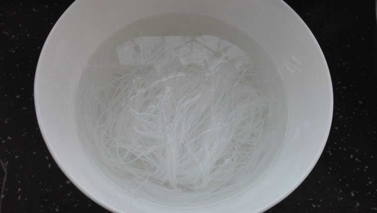 金针粉丝蒸扇贝步骤1