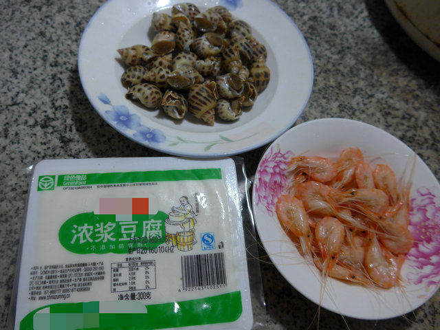 咸味虾花螺豆腐汤步骤1