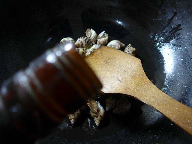 咸味虾花螺豆腐汤步骤3