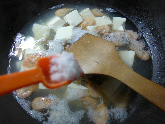 咸味虾花螺豆腐汤步骤6