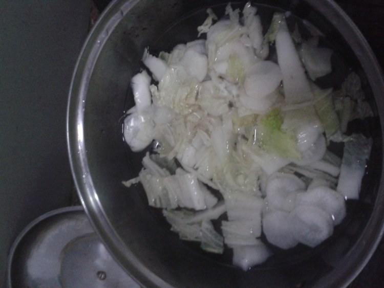 鲅鱼煮大白菜汤步骤2