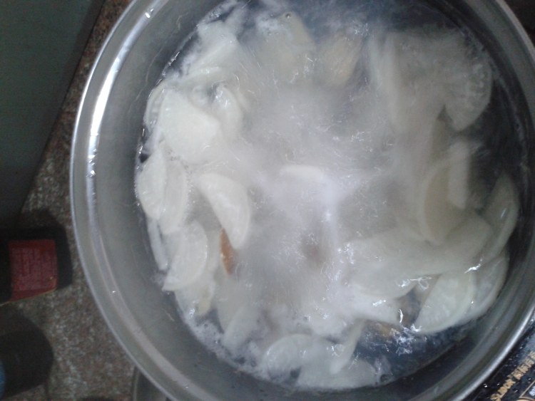 白萝卜煮蛤蜊瘦肉汤步骤3