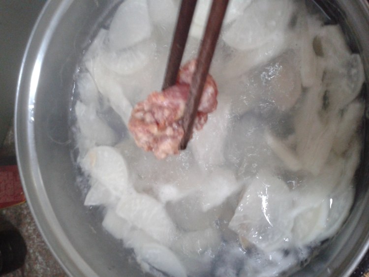 白萝卜煮蛤蜊瘦肉汤步骤4