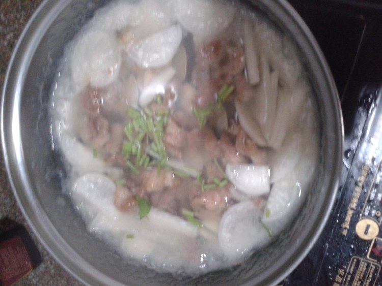 白萝卜煮蛤蜊瘦肉汤步骤6