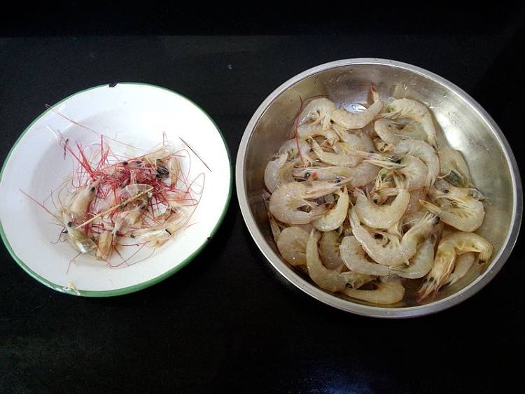 青蒜干煸虾步骤2