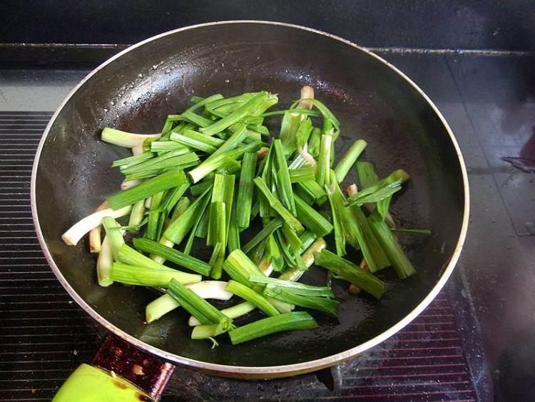 青蒜干煸虾步骤7