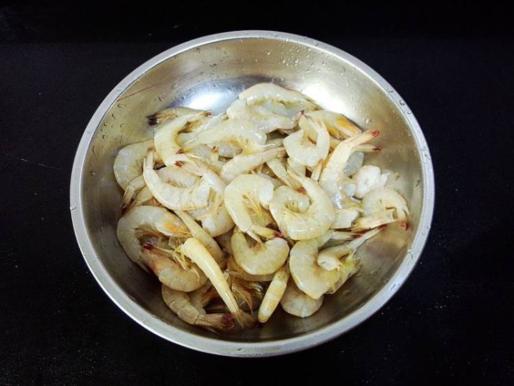 白虾炒粉丝步骤3