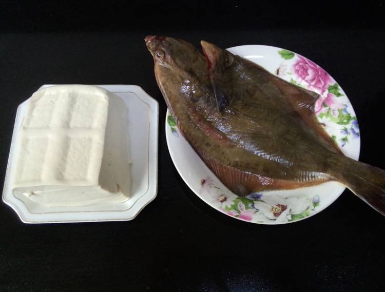 扁口鱼炖豆腐步骤1