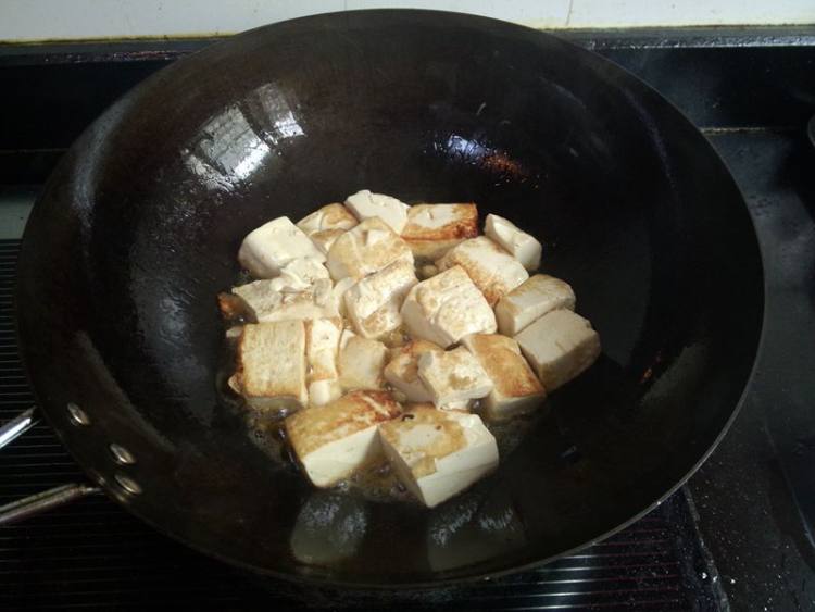 扁口鱼炖豆腐步骤4